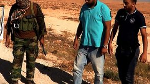 الشواربي والقطاري لحظة اختطافهما من قبل مسلحين في ليبيا- تويتر
