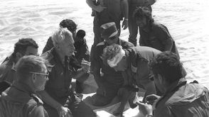 موشيه ديان مع شارون وقيادات إسرائيل خلال حرب 1973- المصدر الإسرائيلي