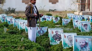 رجل يمني في مقبرة في صنعاء اليمن - أ ف ب