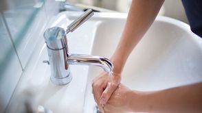 غسل يدين حمام نظافة جراثيم - جيتي