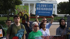 أمريكا   البيت الأبيض   وقفة احتجاجية ضد خفض عدد اللاجئين   الأناضول