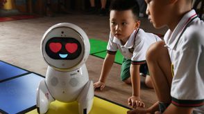أطفال في دار حضانة ييسويند في الصين يتعرفون على الروبوت "كيكو" في 30 تموز/يوليو 2018