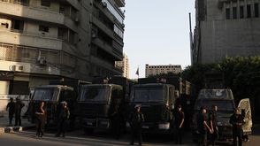 قوات مصرية بالقرب من السفارة الأمريكية بالقاهرة- جيتي