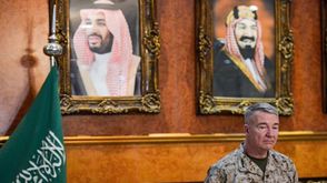 قائد القيادة المركزية الأمريكيةكينيث ف. ماكنزي جونيور في قاعدة عسكرية سعودية - جيتي