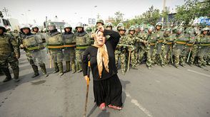 امرأة إيغورية وقمع القوات الصينية- جيتي