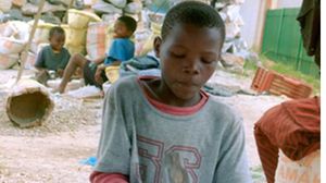 اطفال زامبيا يضطرون للعمل لاعالة ذويهم