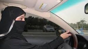 سعوديات يقدن السيارات
