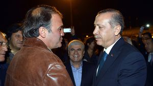 الطيار التركي المفرج عنه مع رئيس الوزراء التركي