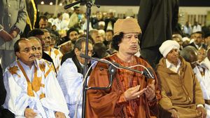 القذافي يؤدي الصلاة