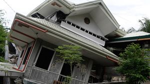 منزل في مدينة "بوهول" تدمر بسبب الزلزال الأخير 