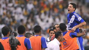 لاعب الهلال تياغو نيفيس يحتفل بالتسجيل في مرمى الاتحاد في 2013 - أ ف ب 