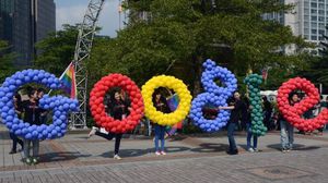 موظفو غوغل في تايوان يرفعون شعار الشركة - أ ف ب 