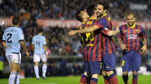 سيسك فابريغاس يحتفل بتسجيل الهدف في مرمى سلتا فيغو مع لاعبي برشلونة 