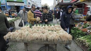 بائع خضار تونسي في تونس في 12 اذار/مارس 2013