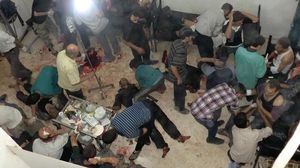 حالة من الفوضى في مشفى ميداني بعد قصف عربين الخميس (الأناضول)