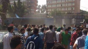 الأمن المصري يضرب حصارا عسكريا على طلاب جامعة القاهرة - عربي21