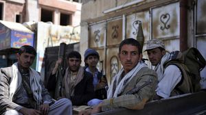 استخدم الحوثيون الهراوات في تفريق المتظاهرين واقتادوا  نحو 10 منهم إلى مكان مجهول- أرشيفية