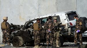 جنود أمريكيون وعناصر أمن أفغانيون في موقع تفجير انتحاري (أرشيفية) - أ ف ب