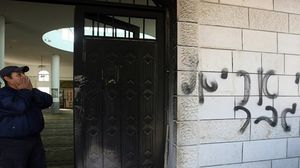 وأوضح دغلس أن شعارات خطت باللغة العبرية على جدران المسجد - أ ف ب