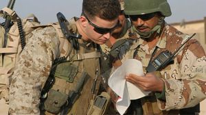 أحد المستشارين الأمريكان مع ضباط عراقيين - أرشيفية
