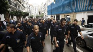 مسيرة احتجاجية صامتة لعناصر الشرطة الجزائرية - الأناضول