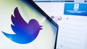 شعار "تويتر" على شاشة كمبيوتر في لندن - أ ف ب
