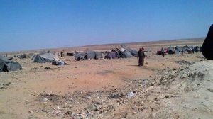 خيام يستظل بها عدد من اللاجئين قبالة الحدود الأردنية - عربي 21
