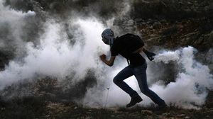 شاب فلسطيني يعيد قنبلة الغاز السام إلى قوات الاحتلال - فيسبوك
