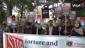 نشطاء من جاليات عربية مختلفة بوقفة احتجاجية أمام سفارة الإمارات بلندن - عربي21