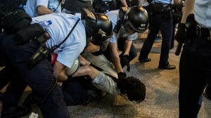 الشرطة الصينية تعتقل أحد المتظاهرين المؤيدين للديمقراطية - أ ف ب