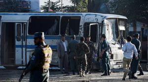 الهجوم دمر حافلة الجيش وحطم نوافذ المتاجر في المنطقة - أ ف ب