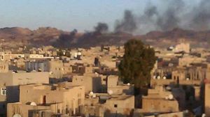 تصاعد الأدخنة من منزل قيادي حوثي عقب استهدافه من قبل "القاعدة" في رداع - عربي21