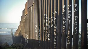 جانب من السياج الفاصل بين المكسيك وأمريكا في ولاية كاليفورنيا - أ ف ب