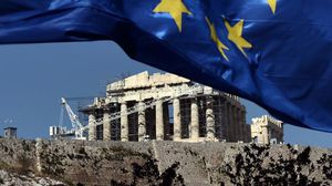 علم الاتحاد الأوروبي يرفرف أمام الأكروبوليس في أثينا -  أ ف ب