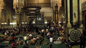 عدد من المصلين بمسجد الفتح أثناء حصاره من قبل الشرطة المصرية - أرشيفية