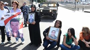 أهالي الجنود اللبنانيين المحتجزين لدى "النصرة" يعطلون الحياة في بيروت - (تصوير: عربي21)