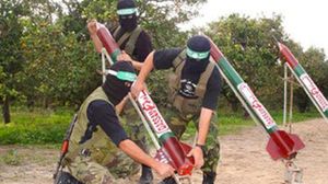 مقاتلو "حماس" يطلقون الصواريخ - أرشيفية