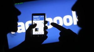 يعتبر "فيسبوك" الموقع الأشهر والأكبر بين مواقع التواصل الاجتماعي ـ تعبيرية
