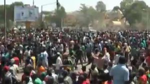 المتظاهرون خلال تفريق الأمن لهم بالغاز - يوتيوب
