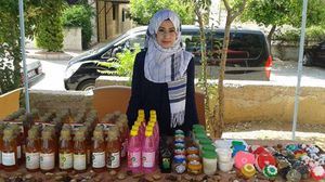 الأردنية براءة الطورة في معرض لبيع منتوجاتها - (فيسبوك)