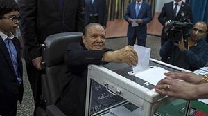 الرئيس بوتفليقة يصوت في انتخابات الرئاسة لولاية رابعة - أرشيفية