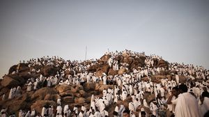 حجاج بيت الله الحرام يقفون على عرفات في ركن الحج الأكبر - ا ف ب
