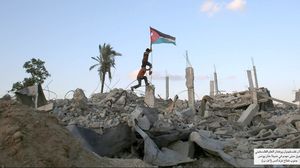 طفلان يرفعان العلم الفلسطيني في خانيونس