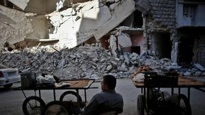 في حلب تختلط مظاهر الحياة بمشاهد الدمار (الأناضول)