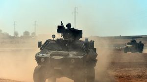 دبابات الجيش التركي على الحدود مقابل مدينة كوباني - ا ف ب