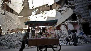 يحاول من تبقى من سكان حلب ممارسة حياتهم رغم القصف والدمار