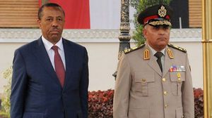 الثني (يسارا) ووزير الدفاع المصري صدقي صبحي- أرشيفية