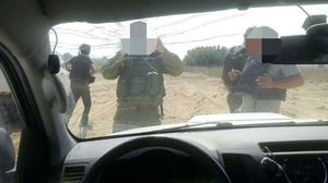 صورة نشرها موقع "والا" العبري تظهر جنودا إسرائيليين والسيارة التي أطلق النار عليها