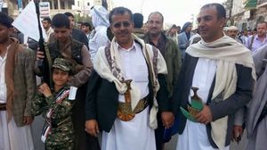 كوكبان (في الوسط) خلال تظاهرة للحوثيين في صنعاء - تويتر