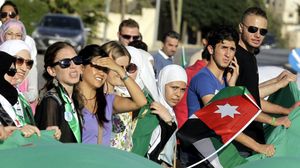 مظاهرة مؤيدة للثورة أمام السفارة السورية في عمّان - أ ف ب